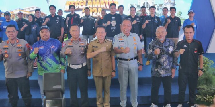 Pj Gubernur Sumut Fatoni bersama Tokoh Pembina Samsat Nasional Teken Gerakan 1.000 Tanda Tangan Pencanangan Tertib di Jalan Sambut PON XXI   