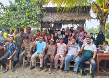 Zainuddin Purba Makan Bersama Masyarakat di Tengah Sawah dengan Menu Bakso dan Nasi Goreng Kampung