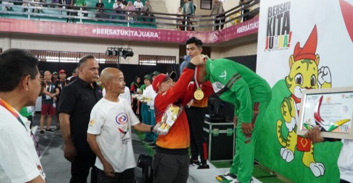 Pj. Bupati Langkat Serahkan Medali kepada Juara Cabor Sambo PON XXI Aceh-Sumut 2024: Prestasi Gemilang Atlet Nasional