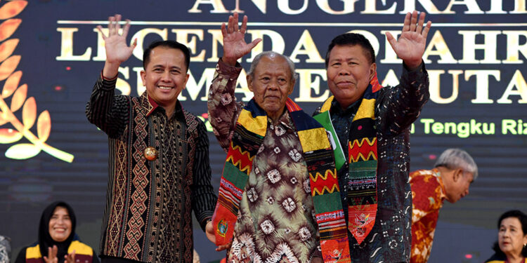 Pj Gubernur Agus Fatoni Beri Penghargaan kepada Para Legenda Olahraga Sumut