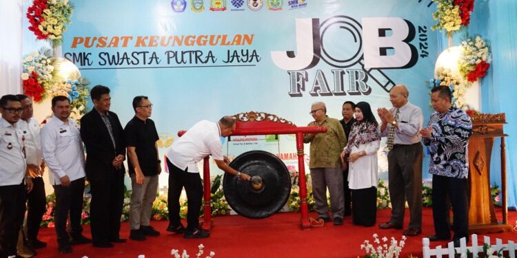Tingkatkan Kolaborasi dengan Dunia Usaha, Pj Bupati Langkat Buka Job Fair SMK 2024