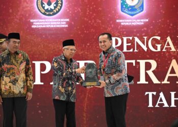 Komitmen Lindungi Pekerja, Pj Gubernur Sumut Agus Fatoni Raih Penghargaan Paritrana Award 2024