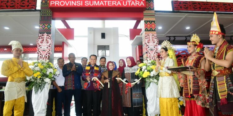 Pj Gubernur Sumut Agus Fatoni Resmikan Galeri Kreasi Dekranasda Sumut di Bandara Kualanamu, Ajak Masyarakat Ramai-ramai Berkunjung