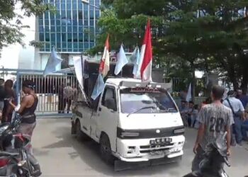 Gerbang Pintu Tanto Diblokir Ratusan Supir Truk Saat Unjuk Rasa