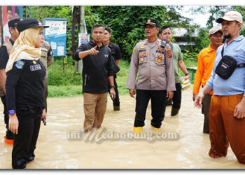 Gerak Cepat Tangani Banjir Tak Kunjung Surut, Pj. Wali Kota Tebing Tinggi Upayakan Korban Tidak Kelaparan dan Ikut Turun Langsung Evakuasi Ibu Hamil Terjebak