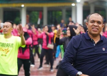 Pj. Bupati Langkat Bersama Wakapolda Sumut Ajak Warga Jaga Kesehatan Melalui Power Fit Party di Alun-alun Stabat
