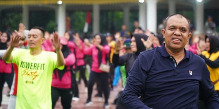 Pj. Bupati Langkat Bersama Wakapolda Sumut Ajak Warga Jaga Kesehatan Melalui Power Fit Party di Alun-alun Stabat