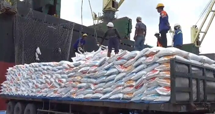 Beras Bulog Impor Asal Negara Vietnam Dibongkar di Pelabuhan Belawan