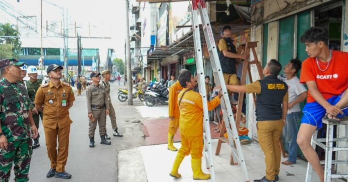 Menyalahi Aturan, Sejumlah Ruko Tempat Usaha di Kecamatan Medan Petisah Ditertibkan