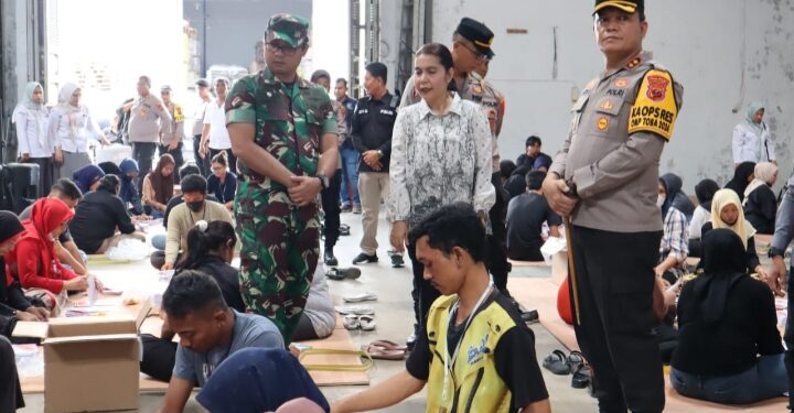 Ketua KPU Medan Mutia Atiqah Tinjau Gudang Penyortiran dan Pelipatan Kertas Suara Pilkada 2024