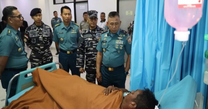 Satgas Patkor Malindo 166/24 Evakuasi 4 Nelayan Korban Kapal Tenggelam di Selat Malaka