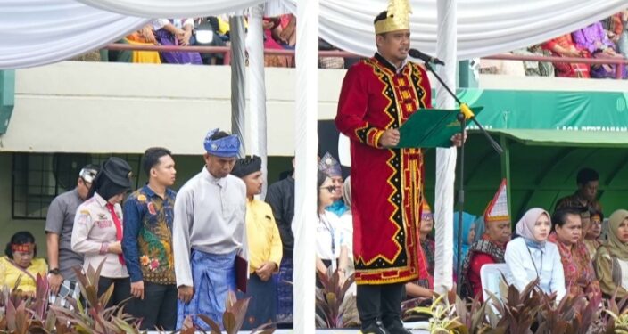 Bersama Belasan Ribu Guru Berbusana Adat Tradisional, Bobby Nasution Peringati Hari Guru Nasional
