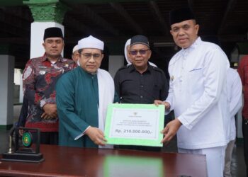 Jelang Haul ke-101 Tuan Guru Babussalam, Pj Bupati Langkat Faisal Hasrimy Serahkan Bantuan untuk Jamaah