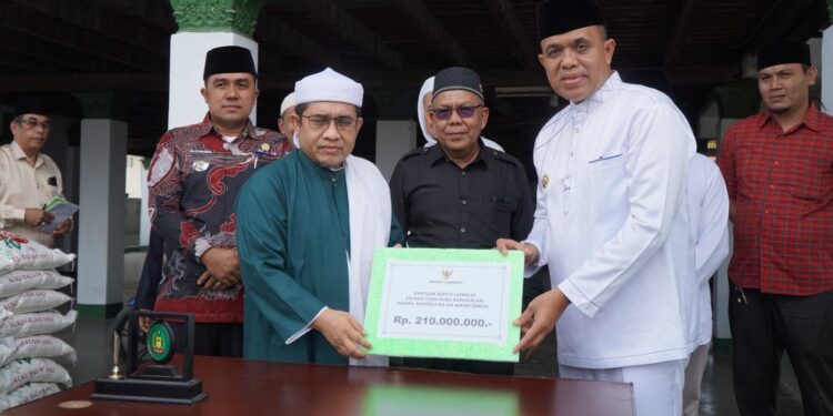 Jelang Haul ke-101 Tuan Guru Babussalam, Pj Bupati Langkat Faisal Hasrimy Serahkan Bantuan untuk Jamaah