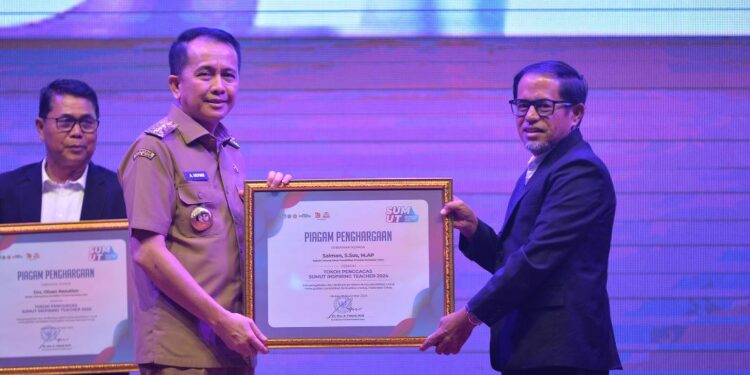 Pj Gubernur Sumut Agus Fatoni Terima Dua Penghargaan Bidang Pendidikan