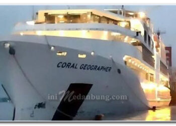 Kapal Ekspedisi Coral Geographer Berbendera Australia Membawa Para Wisman Sandar di Belawan