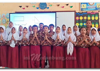 Dukung Program Presiden Prabowo. Pj Bupati Langkat Dorong Digitalisasi Pendidikan dengan Smart Board