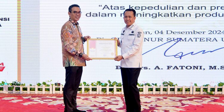 Pj Gubernur Sumut Agus Fatoni Terima Penghargaan Pembina Produktivitas dari Kemenaker