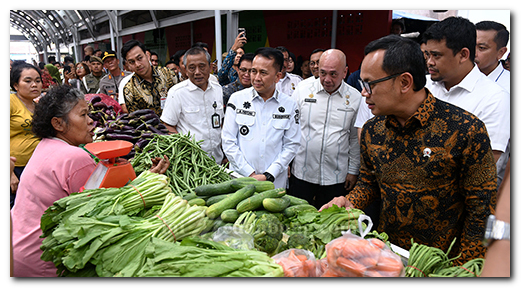 Harapkan Stabilitas Harga Pangan Terjaga, Pj Gubernur Sumut Bersama Wamendagri Tinjau Pasar di Medan