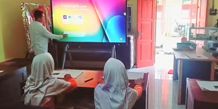Pj Bupati Langkat Dorong Digitalisasi Pendidikan dengan Smart Board, Dukung Program Prioritas Presiden Prabowo