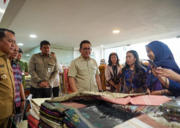 Bentuk Dukungan Terhadap UMKM, Bobby Nasution Dampingi Mendag Tinjau Galeri Ulos Sianipar