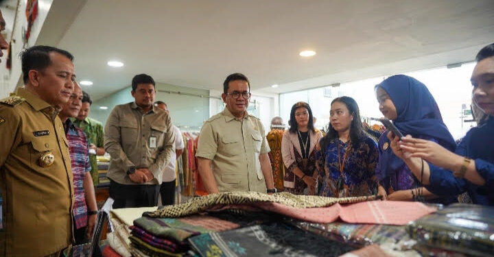 Bentuk Dukungan Terhadap UMKM, Bobby Nasution Dampingi Mendag Tinjau Galeri Ulos Sianipar