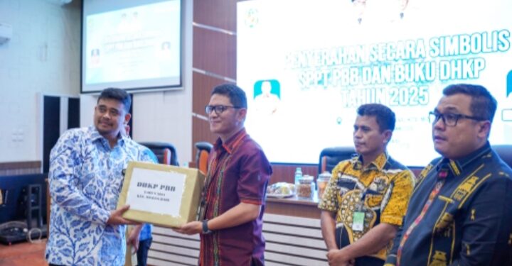 Serahkan SPPT PBB dan DHKP 2025 Lebih Awal, Bobby: Segera Sampaikan kepada Masyarakat!