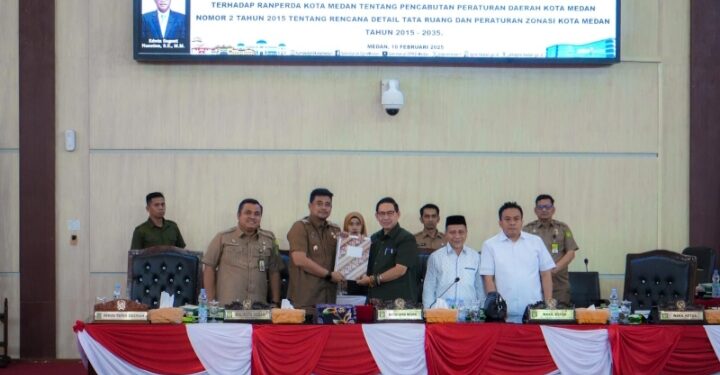 Bobby Ikuti Paripurna Pemandangan Umum Fraksi DPRD Medan tentang Pencabutan Perda No 2/2015