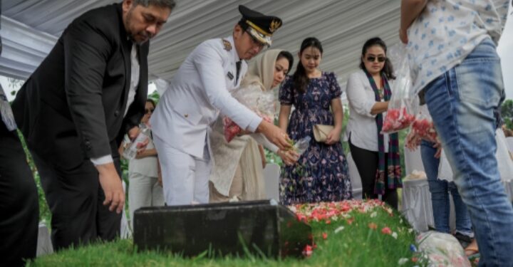 Usai Dilantik Sebagai Wali Kota, Rico Waas Ziarah Makam Sang Ayah