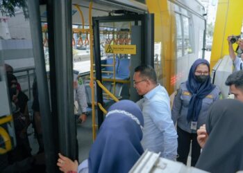 Wakil Wali Kota Medan Gunakan Bus Listrik Berangkat ke Kantor