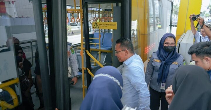 Wakil Wali Kota Medan Gunakan Bus Listrik Berangkat ke Kantor