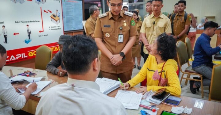 Sidak Disdukcapil, Rico Waas: Petugas Harus Beri Pendampingan kepada Masyarakat