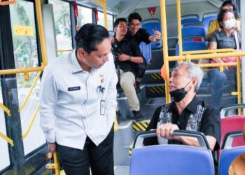 Dukung Program One Day No Car, Rico Waas Pergi Kerja ke Balai Kota Naik Bus Listrik