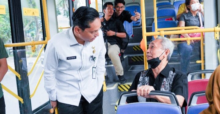 Dukung Program One Day No Car, Rico Waas Pergi Kerja ke Balai Kota Naik Bus Listrik