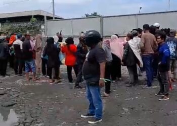 Protes Penimbunan Tambak, Ratusan Warga Blokir Pintu Gerbang PT STTC