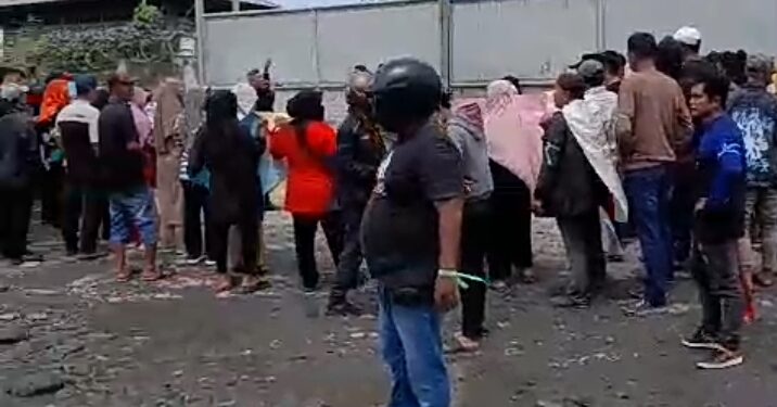 Protes Penimbunan Tambak, Ratusan Warga Blokir Pintu Gerbang PT STTC