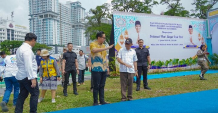 Rico Waas Tinjau Persiapan Tempat Pelaksanaan Salat Ied di Lapangan Merdeka