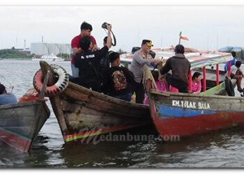 Rombongan Kapolres Bagi Sembako Terombang-ambil Dilamun Ombak Besar