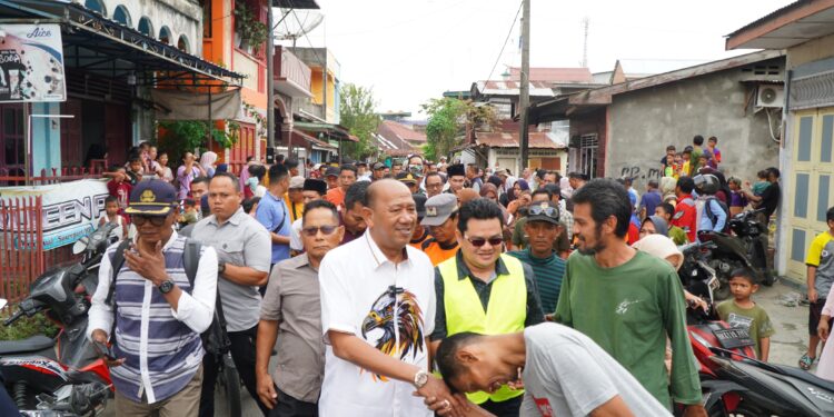 Bupati Langkat Syah Afandin Serahkan Bantuan dan akan Rehabilitasi Rumah Korban Kebakaran di Berandan