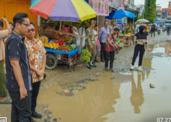 Sangat Ganggu Aktivitas Masyarakat, Rico Waas Segera Perbaiki Jalan Sunggal yang Rusak Berat