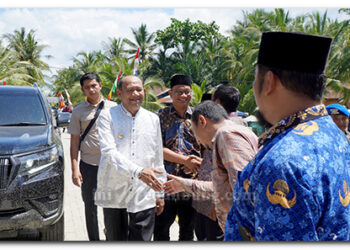 Syah Afandin Serahkan Kunci Bedah Rumah, Ribuan Warga Tapak Kuda Antusias Sambut Pemimpin Peduli