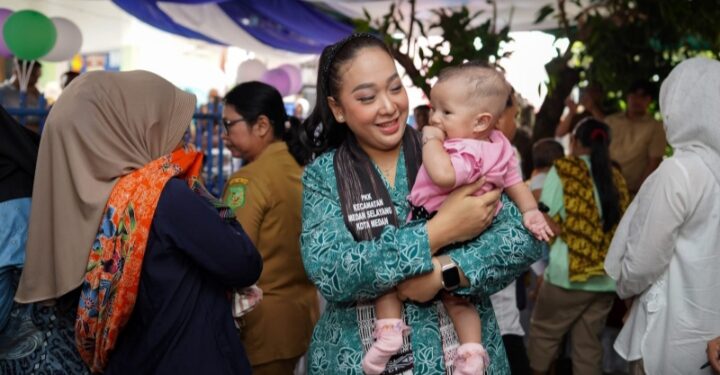 Pastikan ILP Berjalan Baik, Airin Rico Waas Dampingi Titiek Sugiharti Surya Kunjungi Posyandu