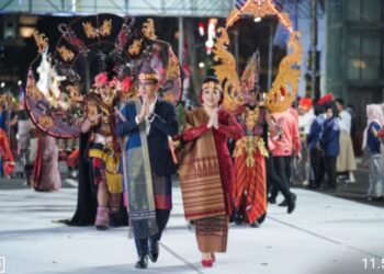 Kenakan Pakaian Adat Toba, Rico Waas & Ketua TP PKK Ikuti Karnaval Budaya APEKSI Surabaya