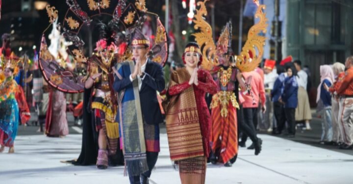 Kenakan Pakaian Adat Toba, Rico Waas & Ketua TP PKK Ikuti Karnaval Budaya APEKSI Surabaya