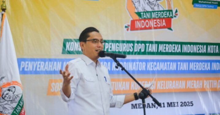 Rico Waas Serahkan Mandat Kepada Koordinator Kecamatan Tani Merdeka Indonesia