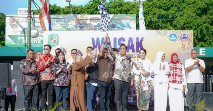 Hadiri Peringatan Waisak 2025, Rico Waas Lepas Pawai Mobil Hias