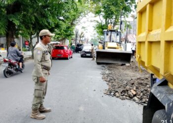 Menyalahi Aturan, Pemko Medan Bongkar Paksa Lahan Parkir Ilegal di Depan Dara Kupi 