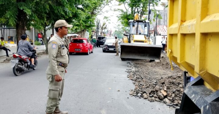 Menyalahi Aturan, Pemko Medan Bongkar Paksa Lahan Parkir Ilegal di Depan Dara Kupi