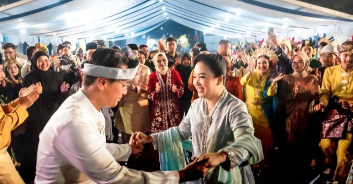 Tutup Gelar Melayu Serumpun, Rico Waas Menari Melayu Bersama Pengisi Acara dan Pengunjung