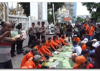 Bobby Nasution Tak Perduli May Day, Buruh Makan Bersama Depan Kantor Gubsu